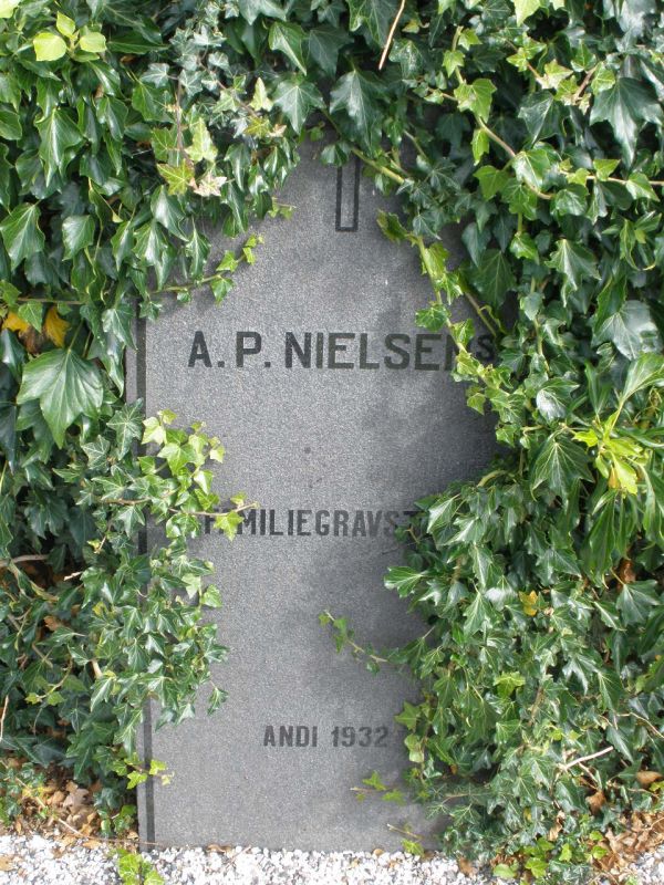 A. P. Nielsen's familiegravsted.JPG